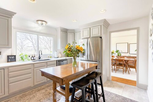 Huge yard - 10 min walk to shops & restaurants