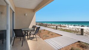 Apartamento, varias camas, patio, vistas al mar (Crystal Sands 112B) | Vistas desde la habitación