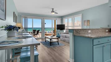 Condo, varias camas, patio, vista al océano (Crystal Sands 112B) | 1 habitación, decoración personalizada y muebles diferentes