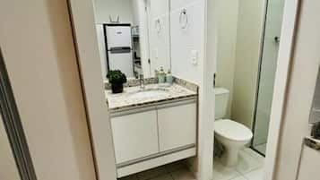 Doccia, asciugacapelli, asciugamani, sapone