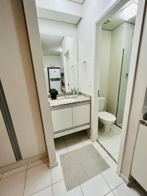 シャワー、ヘアドライヤー、タオル、石鹸