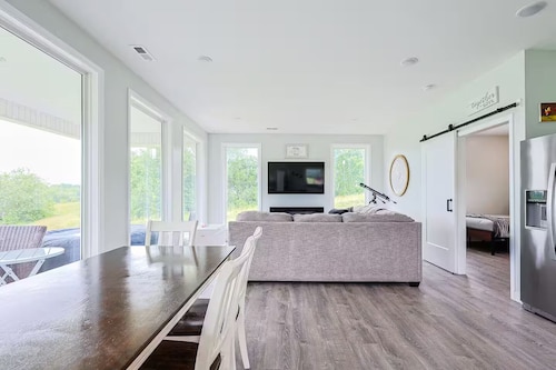 Hot Tub Cottage on Private Lake