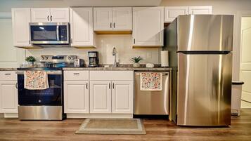 Four à micro-ondes, un four, surface de cuisson, lave-vaisselle