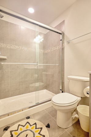 Secadora de cabello, toallas, jabón, papel de baño