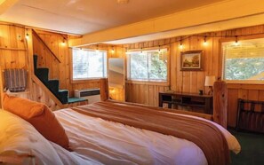 3 soveværelser, pengeskab på værelset, skrivebord, strygejern/strygebræt