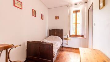 4 bedrooms, individually furnished, bed sheets