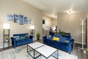 TV - Irish Coffee House - 4BR, 2BA newly renovated home 5 mins to Notre Dame (South Bend)