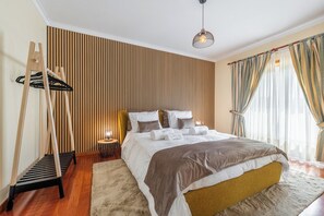 4 bedrooms, iron/ironing board, free WiFi, bed sheets