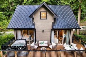 Outdoor dining - The Nook (Sevierville)
