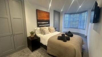 4 bedrooms, iron/ironing board, free WiFi, bed sheets