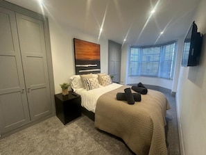 4 bedrooms, iron/ironing board, free WiFi, bed sheets