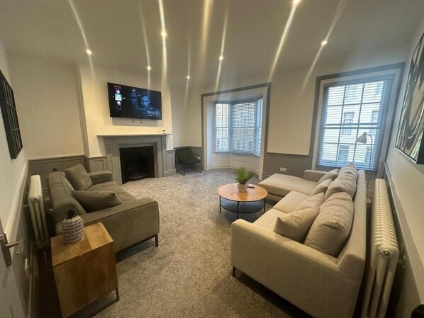 Smart-TV, bordtennis, bøker og stereoanlegg