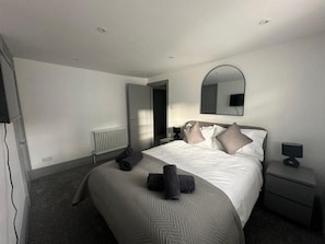 4 bedrooms, iron/ironing board, free WiFi, bed sheets