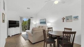 Apartment, Mehrere Betten, Balkon, Gartenblick (Heron's Watch 6207) | Wohnbereich