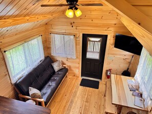TV - Basswood cabin, a Charming 3-bedroom cabin with AC, WiFi in marvelous Ely (Ely)