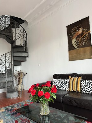 Living area - A balcony overlooking the cliffs of Roussillon (Roussillon)