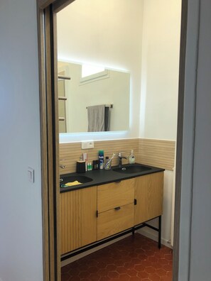 Shower, hair dryer, towels, soap - A balcony overlooking the cliffs of Roussillon (Roussillon)