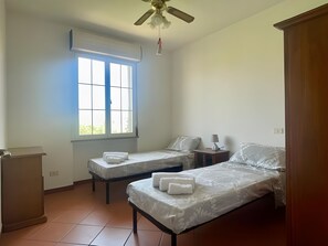2 quartos, ferros/tábuas de passar roupa, Wi-Fi de cortesia