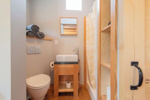 Hair dryer, towels, soap, toilet paper - Park Creek Tiny Home - Pet Friendly (South Fork)