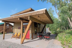 Outdoor dining - New pet-friendly, gorgeous cabin with AC and WiFi at Tiny Timbers Resort (South Fork)