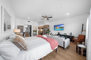 1 bedroom, iron/ironing board, free WiFi, bed sheets - King Bed & Rooftop Views Prime Bankers Hill near Balboa Park (San Diego)