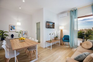 Apartamento Deluxe, vistas a la montaña | Zona de estar | Televisión de pantalla plana de 40 pulgadas con canales digitales
