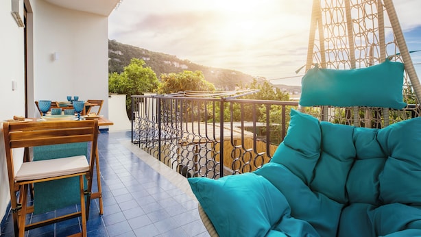 Deluxe Apartment, Mountain View | Balcony - De Vivo Realty - Lunamare Sorrento (Sorrento)