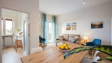 Deluxe Apartment, Mountain View | Ruang tamu | 40 inci televisyen skrin rata dengan digital