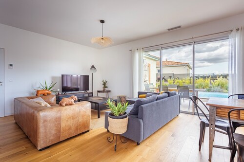 Modern country house - sleeps 8/10 - heated pool