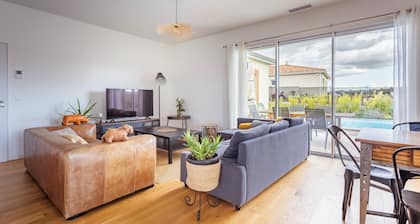 Modern country house - sleeps 8/10 - heated pool