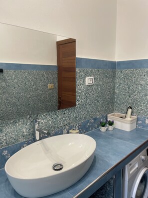 ヘアドライヤー、タオル、石鹸、トイレットペーパー