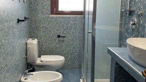 A modern bathroom with a glass shower enclosure, a toilet, and a bidet. - Vacation Home Balai Porto Torres (Porto Torres)