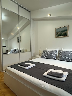 2 bedrooms, iron/ironing board, WiFi, bed sheets