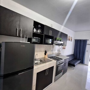 Kjøleskap, mikrobølgeovn, ovn og kokeplater