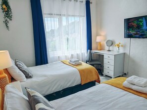 2 soveværelser, skrivebord, strygejern/strygebræt, weekendseng