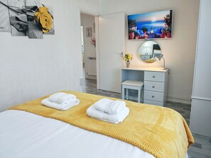 2 chambres, bureau, fer et planche à repasser, lit de bébé portatif