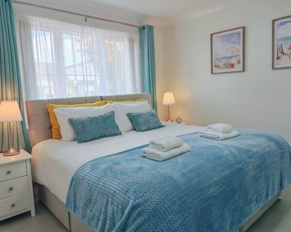 2 chambres, bureau, fer et planche à repasser, lit parapluie