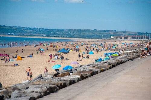 Step-free retreat by the sea with garden & parking