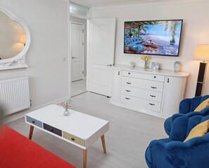 Televisión y chimenea 
