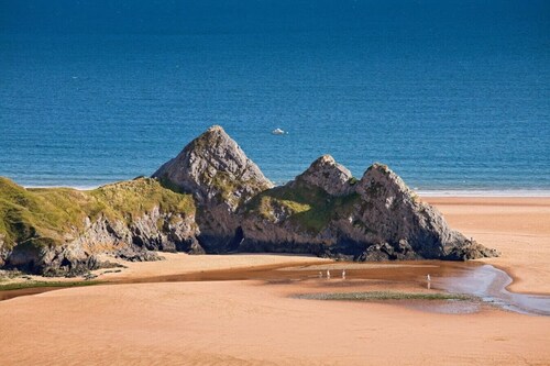 Step-free retreat by the sea with garden & parking