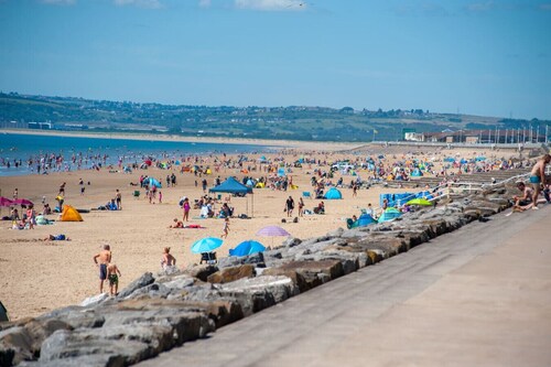 Relaxed, pet-friendly stay with garden and beach nearby