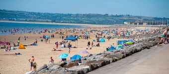 Relaxed, pet-friendly stay with garden and beach nearby