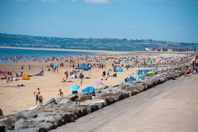 Relaxed, pet-friendly stay with garden and beach nearby