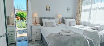 Relaxed, pet-friendly stay with garden and beach nearby