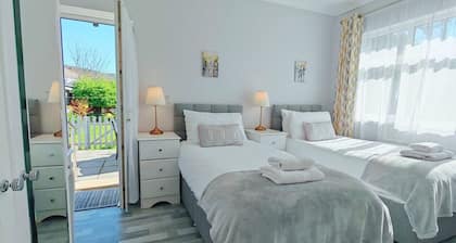 Relaxed, pet-friendly stay with garden and beach nearby