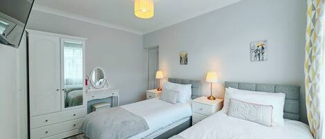 3 slaapkamers, een bureau, een strijkplank/strijkijzer, reisbedje