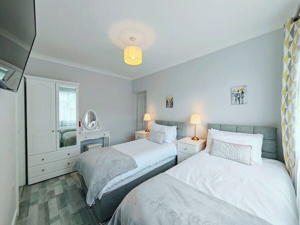 3 Schlafzimmer, Schreibtisch, Bügeleisen/Bügelbrett, Reisekinderbett