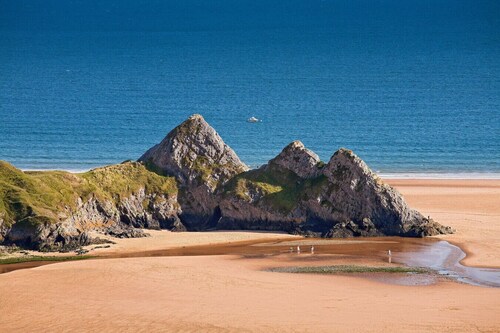 Relaxed, pet-friendly stay with garden and beach nearby