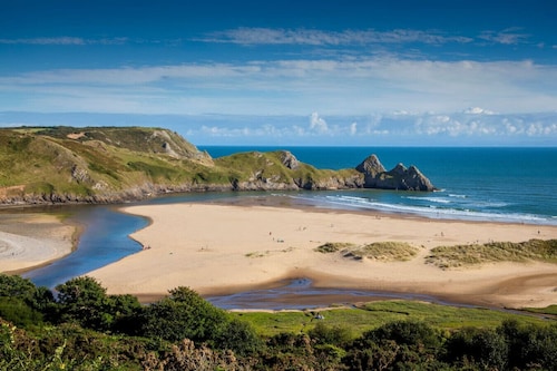 Seaside holiday home with large garden & short walk to beach