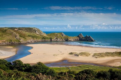 Seaside holiday home with large garden & short walk to beach